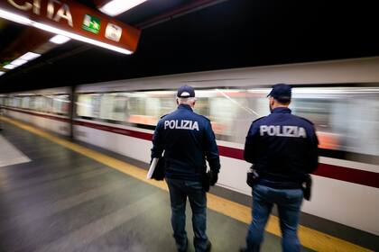 Policías esperan en una estación para controlar los pases sanitarios