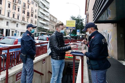 Controles en el ingreso a una estación de subte en Roma, Italia