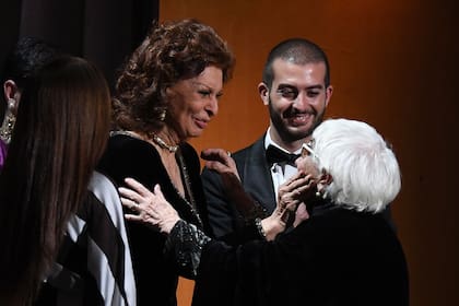 Sophia Loren junto a Lina Wermuller en el escenario de los Oscar honorario