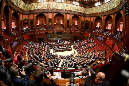 La primera ministra de Italia, Giorgia Meloni, habla en su primer discurso ante el parlamento.