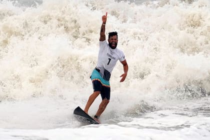 Italo Ferreira de Brasil celebra ganar la medalla de oro en la competencia masculina de surf en los Juegos Olímpicos de Verano de 2020, el martes 27 de julio de 2021, en la playa Tsurigasaki en Ichinomiya, Japón.