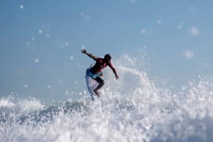 Italo Ferreira de Brasil monta una ola durante la primera ronda de la competencia masculina de surf en los Juegos Olímpicos de Verano de 2020, el domingo 25 de julio de 2021, en la playa de Tsurigasaki en Ichinomiya, Japón.