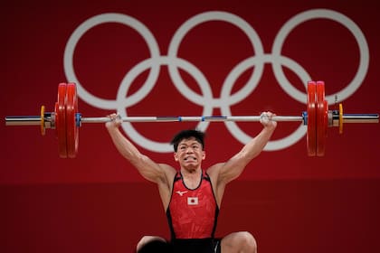 Itokazu Yoichi de Japón compite en el evento de levantamiento de pesas masculino de 61 kg, en los Juegos Olímpicos de Verano de 2020, el domingo 25 de julio de 2021, en Tokio, Japón.
