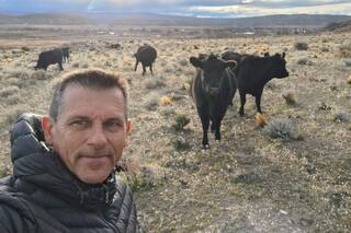 Dos volcanes lo obligaron a dejar todo y volvió con un gran proyecto ganadero