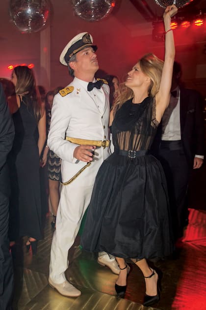 Íntima del arquitecto desde hace años, Julieta Kemble (una de las Incorrectas de Moria Casán) eligió un vestido y guillerminas de Lanvin y le dio rienda suelta al baile