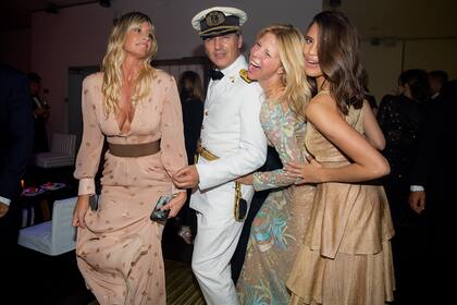 Javier posa con Soledad Solaro, Magalí Auger y Taína Laurino, las tres con vestidos largos.