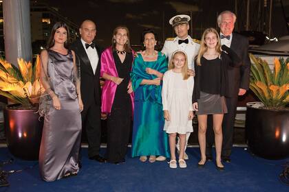 Vestido con el uniforme de gala de su abuelo materno, el capitán de navío Enrique Green, Iturrioz posa con su familia.