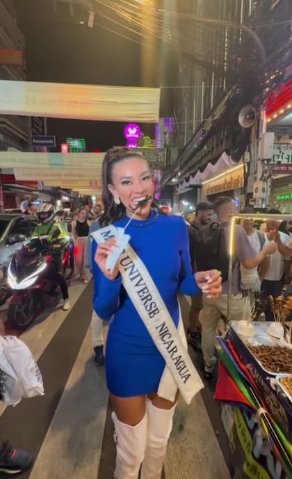 Itza Castillo probó un alacrán en un local de comida callejera en Tailandia (Instagram/@itza__castillo)
