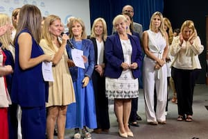 Entregan un reconocimiento a las esposas de Nahuel Gallo y de Germán Giuliani