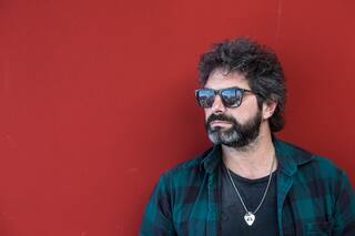 Iván Noble disparó contra la cercanía de los turistas en la playa: “Alma de galletas surtidas”