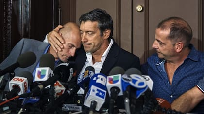 Tres de los sobrevivientes argentinos durante una conferencia de prensa que dieron después del ataque