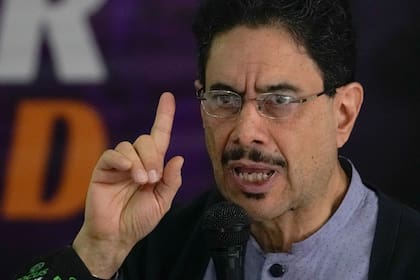 Iván Cepeda habla durante una conferencia de prensa en Bogotá, el 1 de junio de 2026