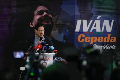 Iván Cepeda habla durante una conferencia de prensa en Bogotá, el 1 de junio de 2026