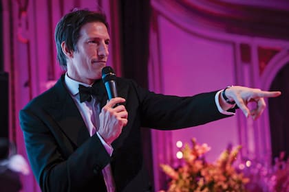 Iván de Pineda condujo la subasta solidaria con gracia y elegancia