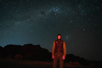 Iván De Pineda en medio de la noche estrellada de Talampaya, La Rioja