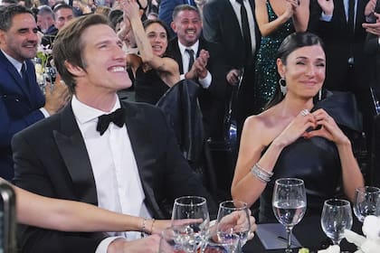 Iván de Pineda y Josefina “China” Ansa formaron la dupla que condujo la llegada de los famosos a la alfombra azul.