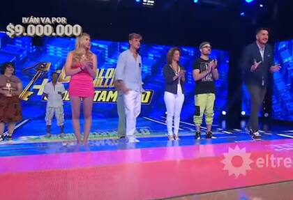 Iván (derecha) pensó que tenía que subir al siguiente escalón, lo hizo, pero Kaczka le explicó que aún no era el momento (Foto: Captura de TV / eltrece)