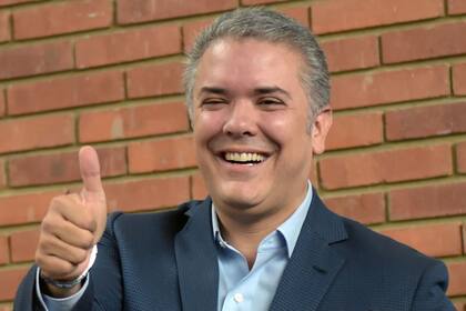 Iván Duque fue criticado en el bando rival por su proximidad a Uribe