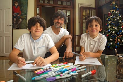 Iván, el mayor y el más conocido de los hijos de Jairo por su carrera de actor, posa con Lorenzo y Ulysses.