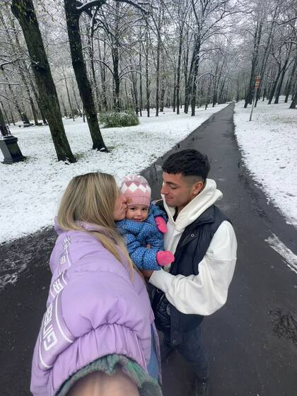 Iván Erquiaga en una imagen invernal, con su mujer, Sofía, y su hija, Francine