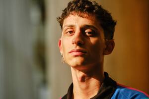 Su vida después del boom de la serie de Fito Páez, su famoso padre y el sueño que cumple a oscuras