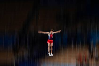Ivan Litvinovich, de Bielorrusia, compite en la final de gimnasia de trampolín masculino.