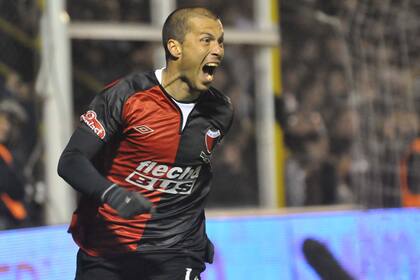 Iván Moreno y Fabianesi festejando el gol
