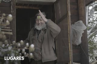 El pintor húngaro de 83 años que vive a orillas del lago en un parque nacional patagónico