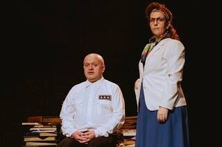 Los secretos: Dos artistas inmensos en una obra oscura y con humor