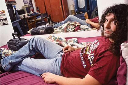 Iván Noble en su primera casa, en Castelar. "En ése equipo grababa mis ideas musicales en casetes", dice