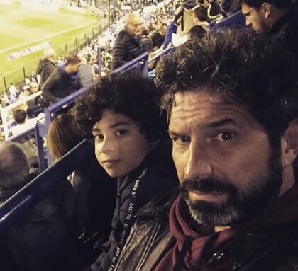 Iván Noble y su hijo disfrutando de un partido en la cancha de Boca Juniors