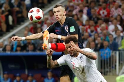 Ivan Perisic y Kyle Walker disputan la pelota en las semifinales del Mundial de Rusia 2018