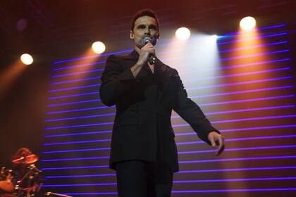 Iván Sánchez como Miguel Bosé en su vida adulta