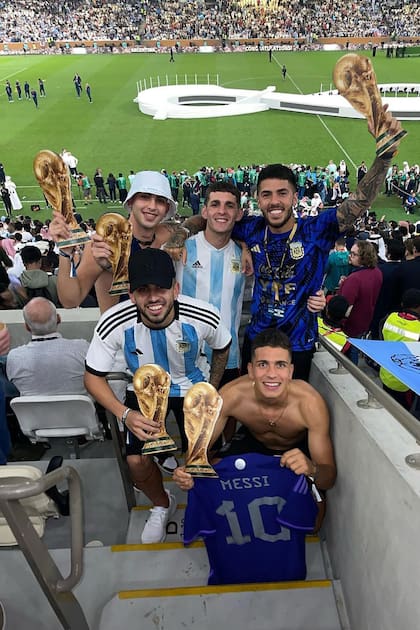 Iván Tapia, hijo de Chiqui y familiar de los Moyano, con su primo Nicolás, que sostiene una camiseta de Messi, durante la final del Mundial Qatar 2022; Nicolás es el hijo de Pablo, uno de los jefes de la CGT