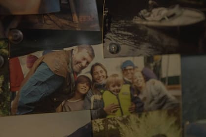 Iván tiene un sinfín de fotos colgadas en las paredes de su casa