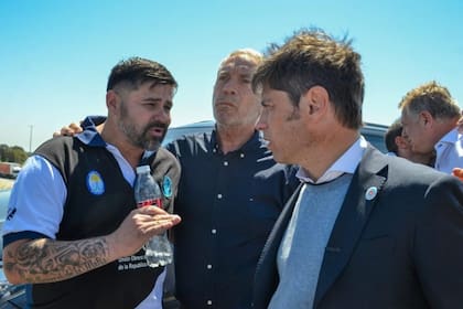 Iván Tobar, junto a Julio Alak y Axel Kicillof, en un acto realizado en La Plata, en 2023