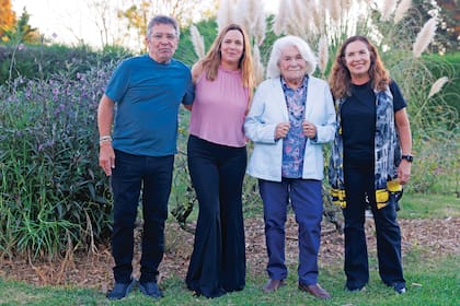 Iván “Vane” Mihanovich; a su lado, su hija Sol, Mónica Cahen d’Anvers y Sandra. “Somos una gran familia arriba del escenario y eso es muy lindo. Hace poco armamos un ciclo en el lugar que se llama La Campiña de Noche donde cantamos los tres acompañados por mi marido, Matías Onzari, que es bajista, y mi suegro, Eduardo Onzari, baterista”, cuenta Sol