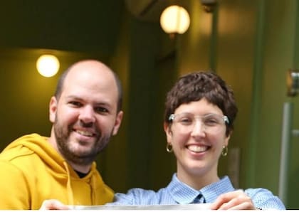 Iván y Jacqueline el día que cumplieron 10 años con la marca