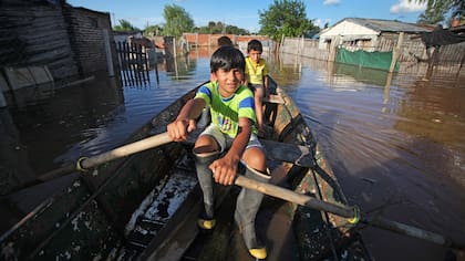 Ivan y Valentín miran su casa, bajo el agua, en el barrio Nebell