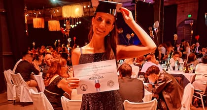 Ivana celebrando con su diploma de médica.