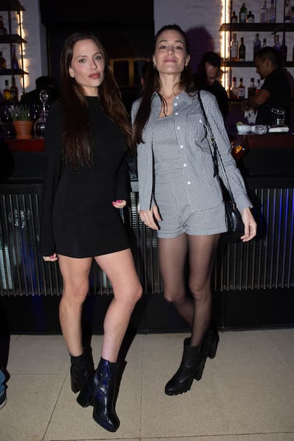 Ivana Figueiras llevó un total look Jazmín Chebar de minivestido mangalarga ceñido al cuerpo, mientras que su hermana Natalia lució un conjunto de mono y camisa by Etiqueta Negra.