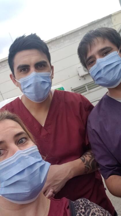 Ivana Giménez, de 44 años, junto a Javier Álvarez y Lizardo Antuan, que son el chofer de la ambulancia y el enfermero que la acompañaban