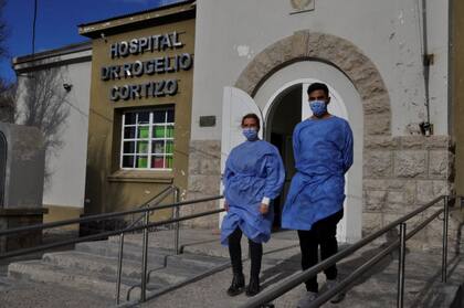 Ivana Giménez y Lizardo Antuan asistieron con oxígeno de manera manual durante cinc horas a un paciente de Ingeniero Jacobacci