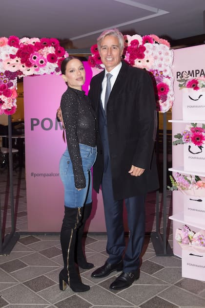 Ivana posa con su papá, Marcelo Figueiras.