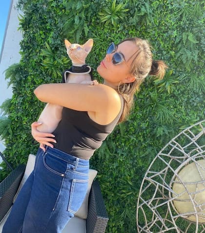 Ivana Rodríguez, con su gato Zar. Crédito: Instagram