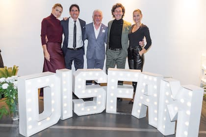Ivana Saccani, Sebastián Estevanez, el anfitrión, Gustavo Abichacra, Mariano Martínez y Pampita.