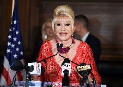 Ivana Trump anuncia la nueva "Dieta Italiana" para mantenerse saludable y combatir la obesidad en el Oak Room del Plaza Hotel, el 13 de junio de 2018 en Nueva York