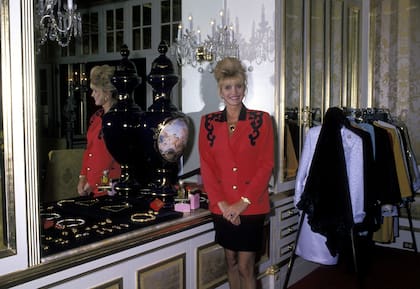 Ivana Trump en su casa de Nueva York en 1994 con un perchiero de su guararropas y sus joyas