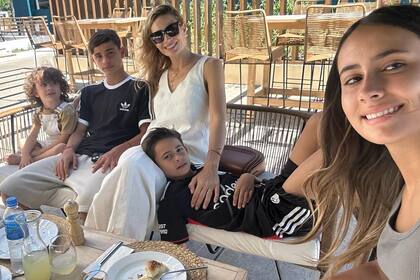 Ivana y sus
cuatro hijos, sca, Benicio,
Valentino y Faustino.