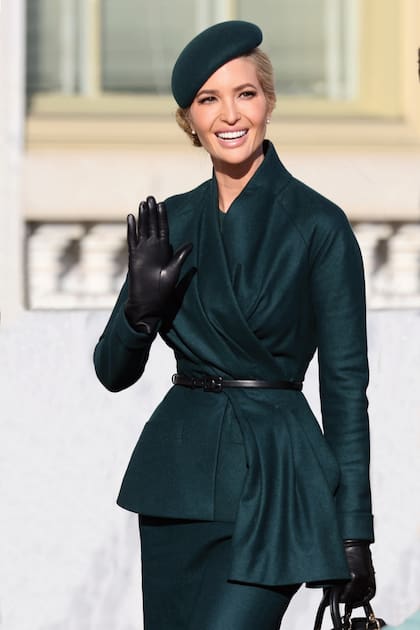 Ivanka asistió a los actos inaugurales de la segunda presidencia de su padre con un traje Dior en verde bosque, ceñido por un cinturón negro de cuero, a juego con los guantes. Los accesorios: un tocado y una cartera de mano, Lady Dior.